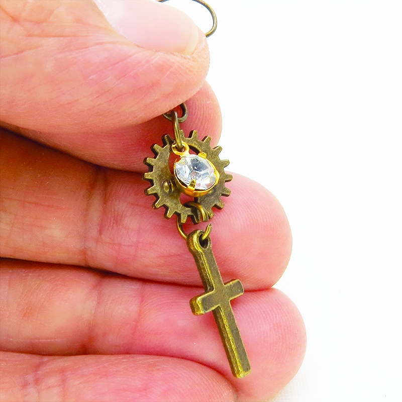 アンティークゴールド ロザリオと歯車を組合せたコンパクトなピアス ラインストーン