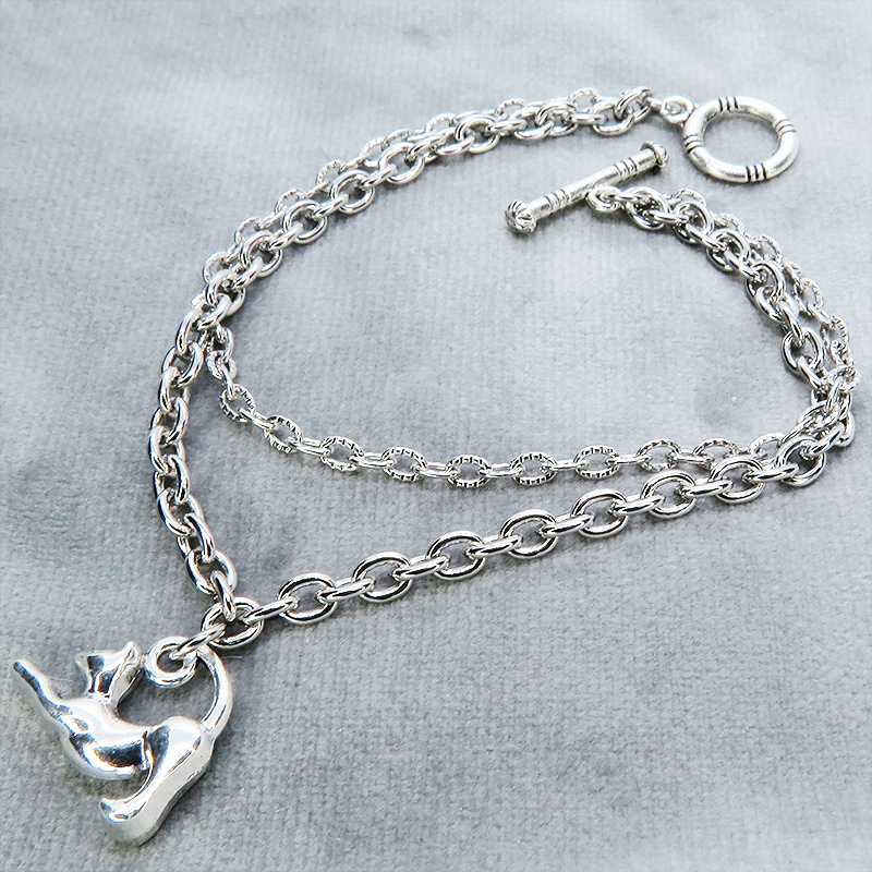 シルバーカラー 伸び猫シルエットモチーフのダブルチェーンブレスレット