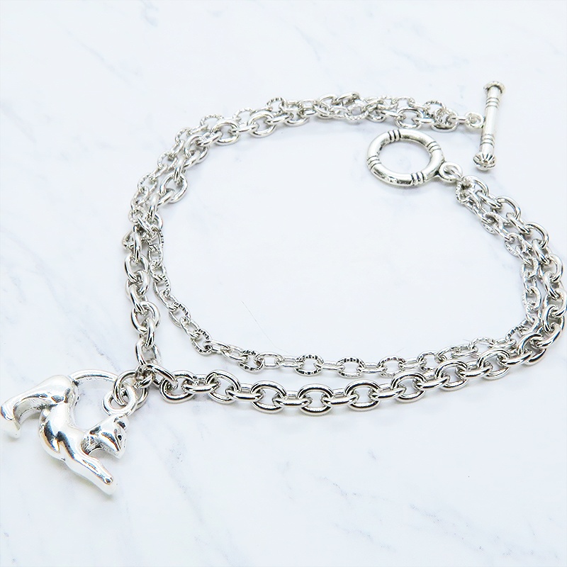 シルバーカラー 伸び猫シルエットモチーフのダブルチェーンブレスレット