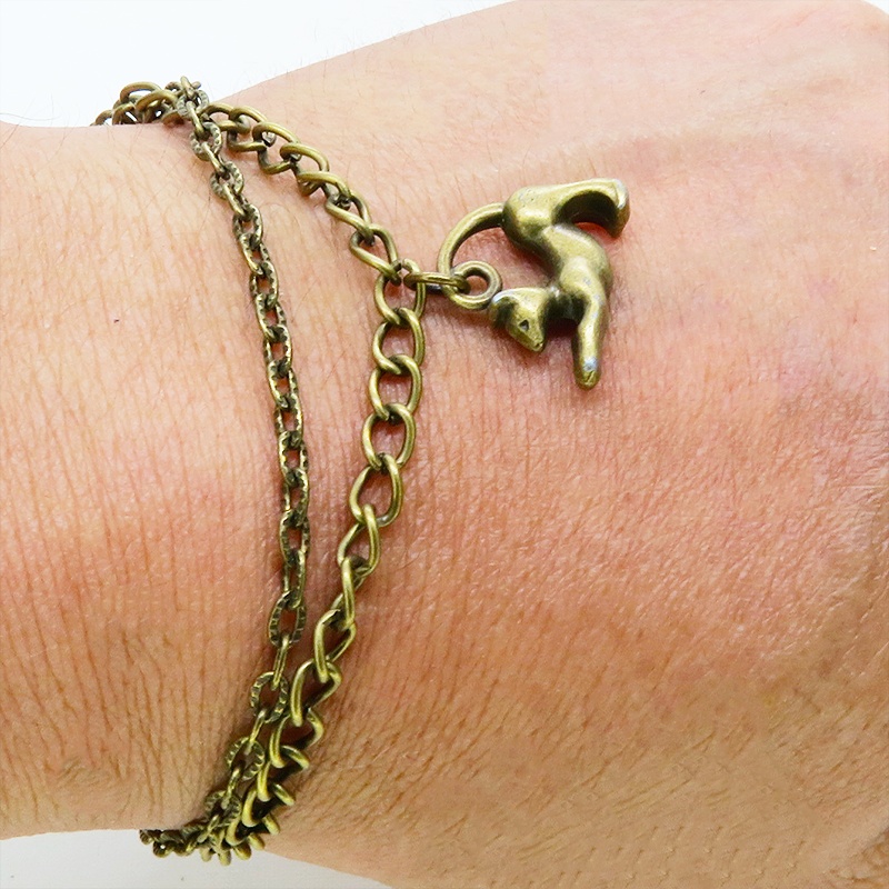 アンティークゴールド 伸び猫シルエットモチーフのダブルチェーンブレスレット