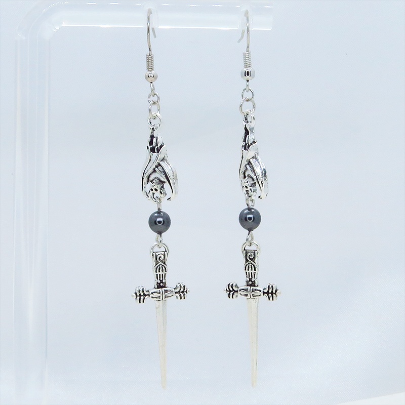 アンティークシルバー ゴシック調ソードとコウモリのチャームとスワロフスキーパールのピアス