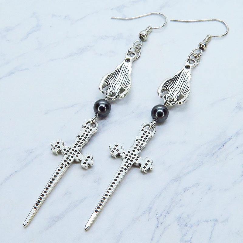 アンティークシルバー ゴシック調ソードとコウモリのチャームとスワロフスキーパールのピアス