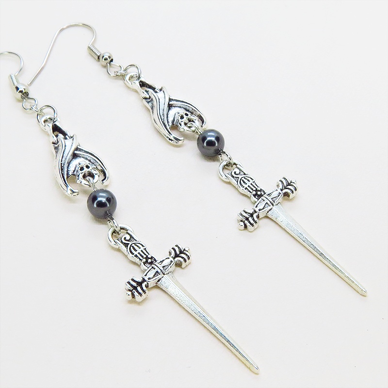 アンティークシルバー ゴシック調ソードとコウモリのチャームとスワロフスキーパールのピアス