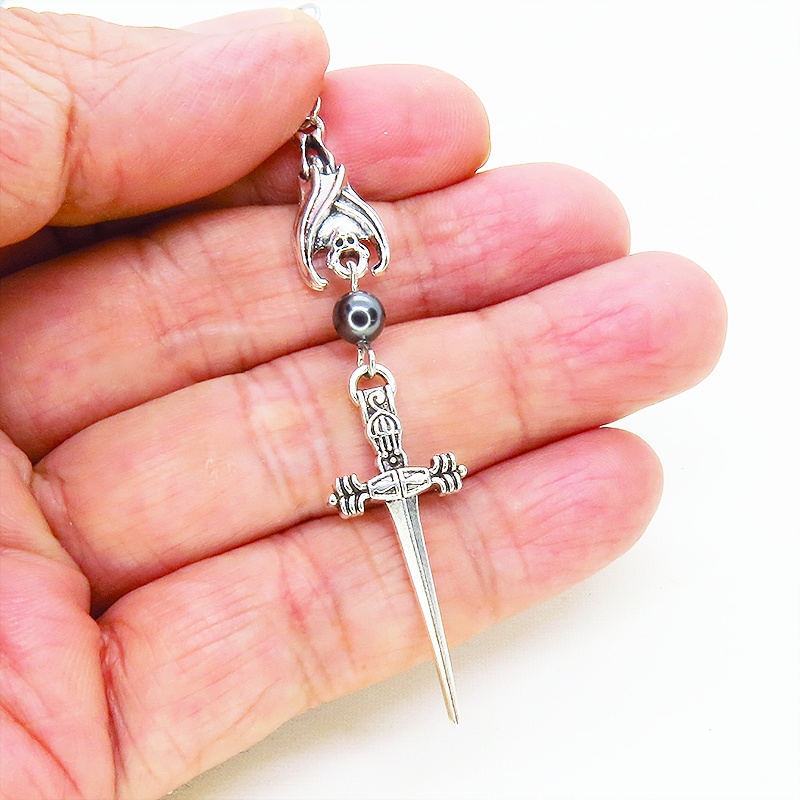 アンティークシルバー ゴシック調ソードとコウモリのチャームとスワロフスキーパールのピアス