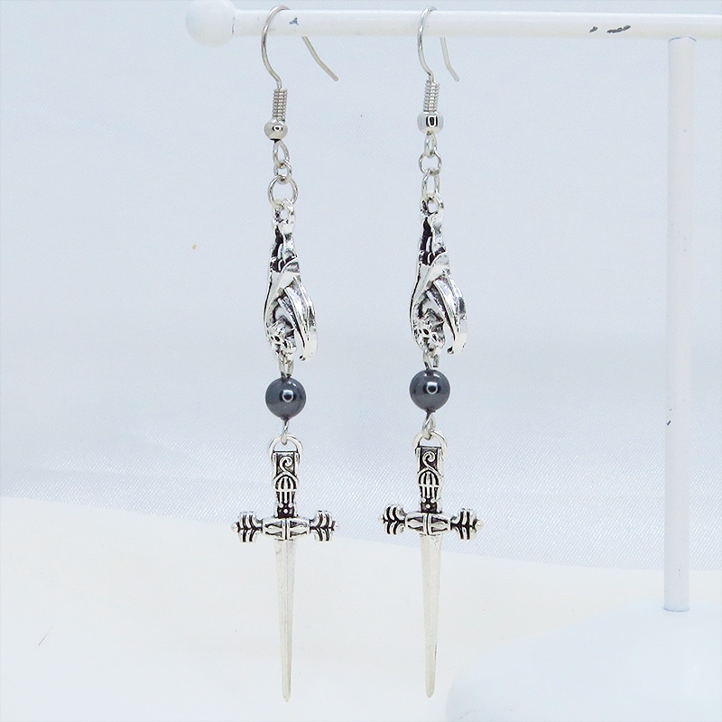 アンティークシルバー ゴシック調ソードとコウモリのチャームとスワロフスキーパールのピアス