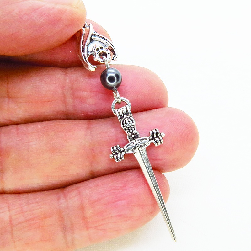 アンティークシルバー ゴシック調ソードとコウモリのチャームとスワロフスキーパールのピアス