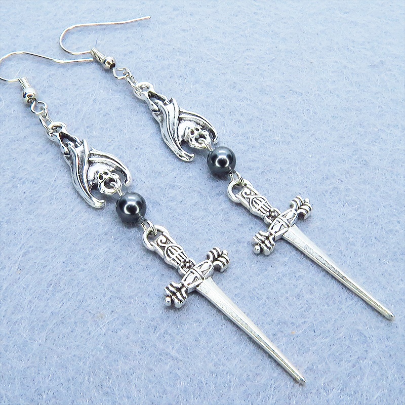 アンティークシルバー ゴシック調ソードとコウモリのチャームとスワロフスキーパールのピアス