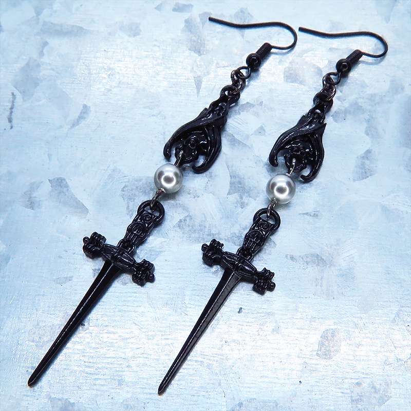 ブラックカラー ゴシック調ソードとコウモリのチャームとスワロフスキーパールのピアス