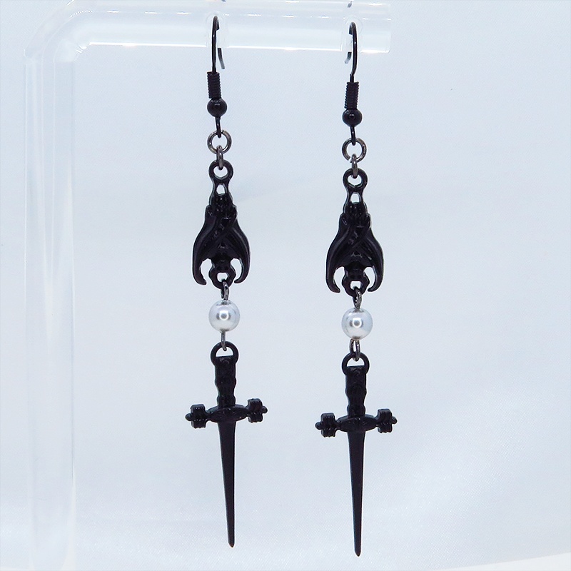 ブラックカラー ゴシック調ソードとコウモリのチャームとスワロフスキーパールのピアス