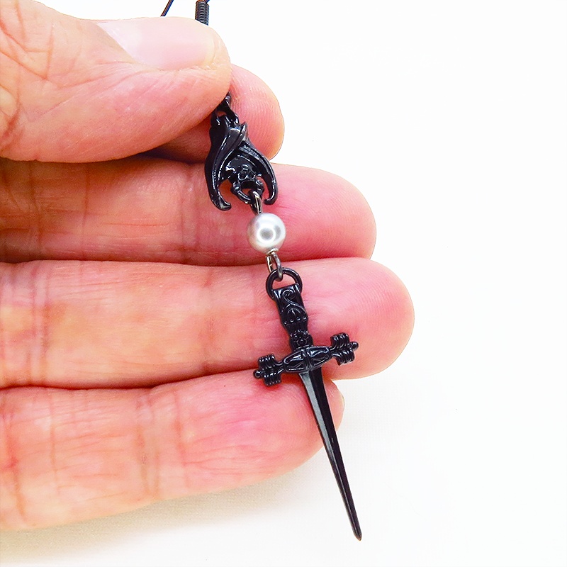 ブラックカラー ゴシック調ソードとコウモリのチャームとスワロフスキーパールのピアス