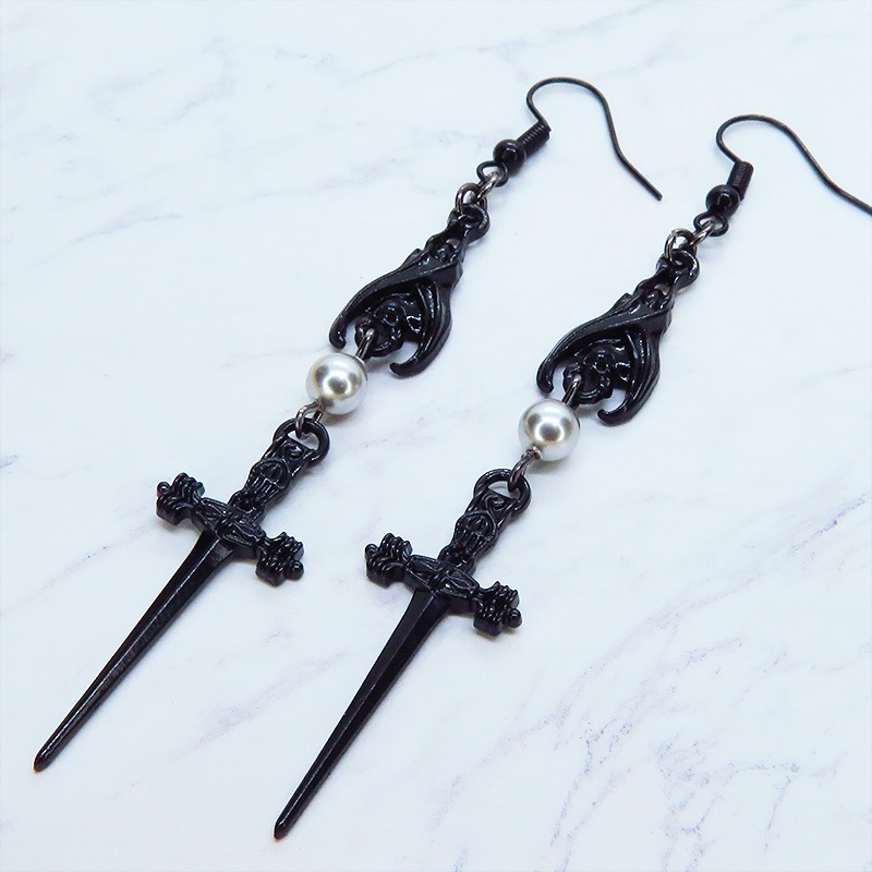 ブラックカラー ゴシック調ソードとコウモリのチャームとスワロフスキーパールのピアス