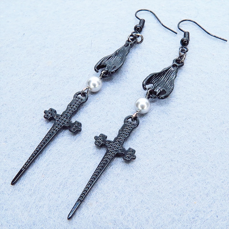 ブラックカラー ゴシック調ソードとコウモリのチャームとスワロフスキーパールのピアス