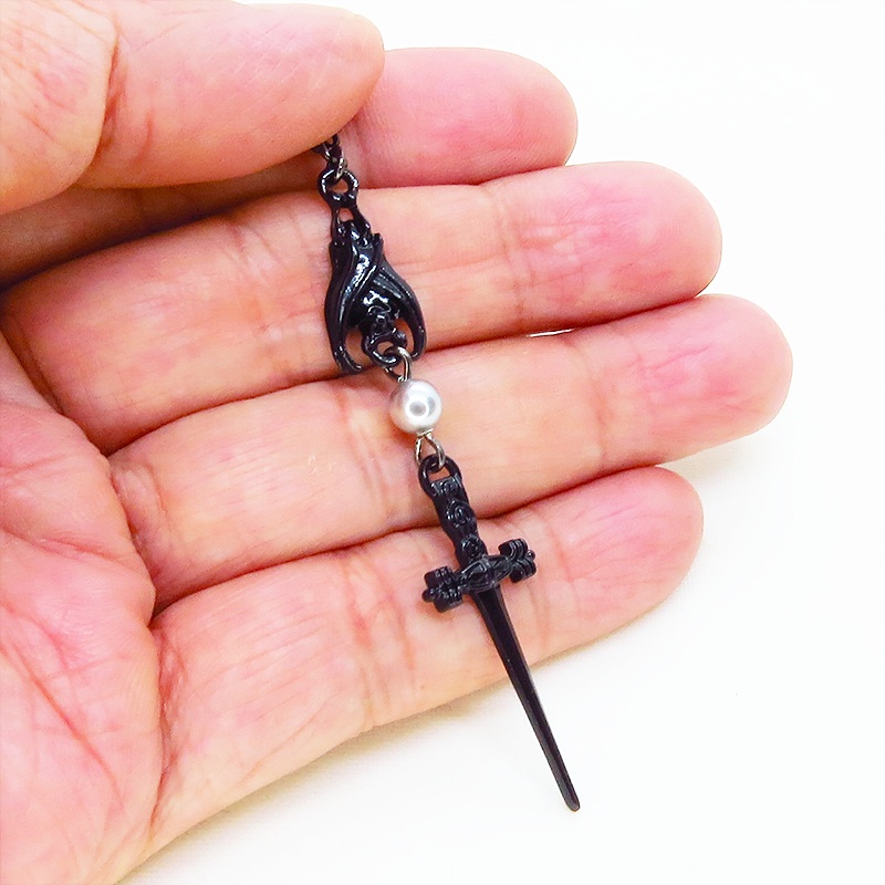ブラックカラー ゴシック調ソードとコウモリのチャームとスワロフスキーパールのピアス