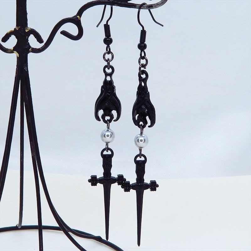 ブラックカラー ゴシック調ソードとコウモリのチャームとスワロフスキーパールのピアス
