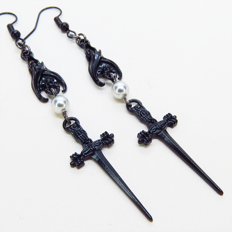 ブラックカラー ゴシック調ソードとコウモリのチャームとスワロフスキーパールのピアス