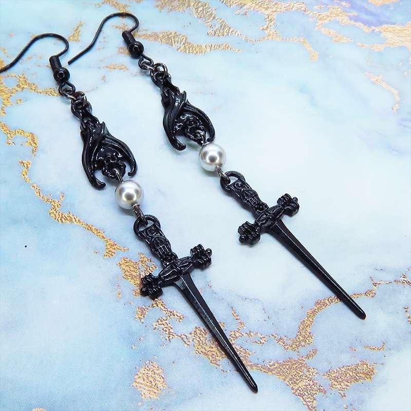 ブラックカラー ゴシック調ソードとコウモリのチャームとスワロフスキーパールのピアス