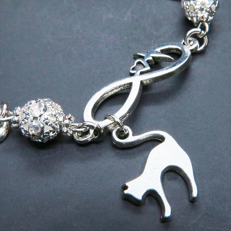 シルバーカラー 跳ね猫モチーフのブレスレット ラインストーンとエターナルモチーフのチェーン