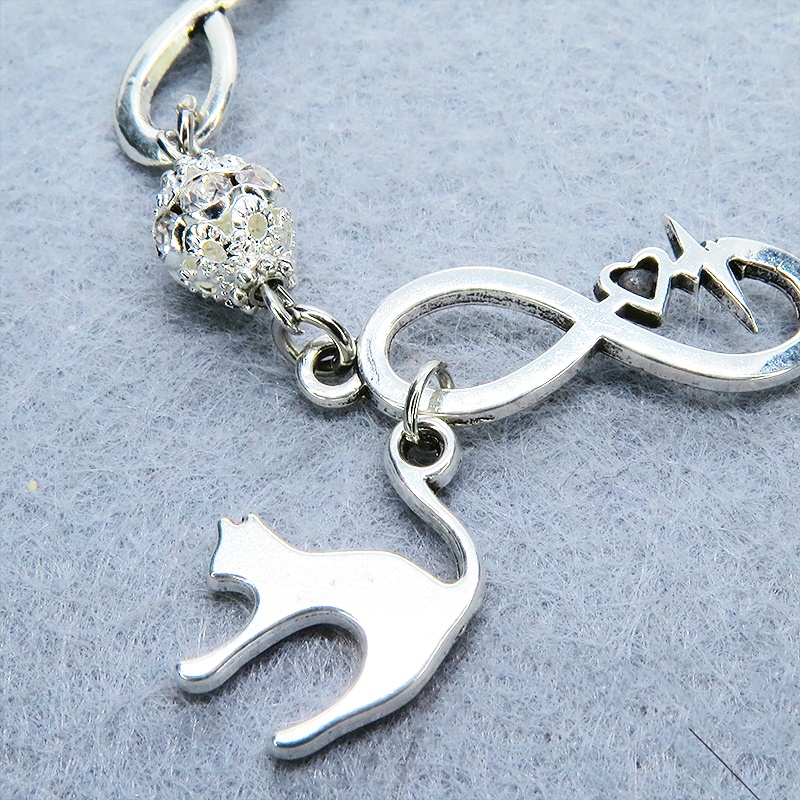 シルバーカラー 跳ね猫モチーフのブレスレット ラインストーンとエターナルモチーフのチェーン