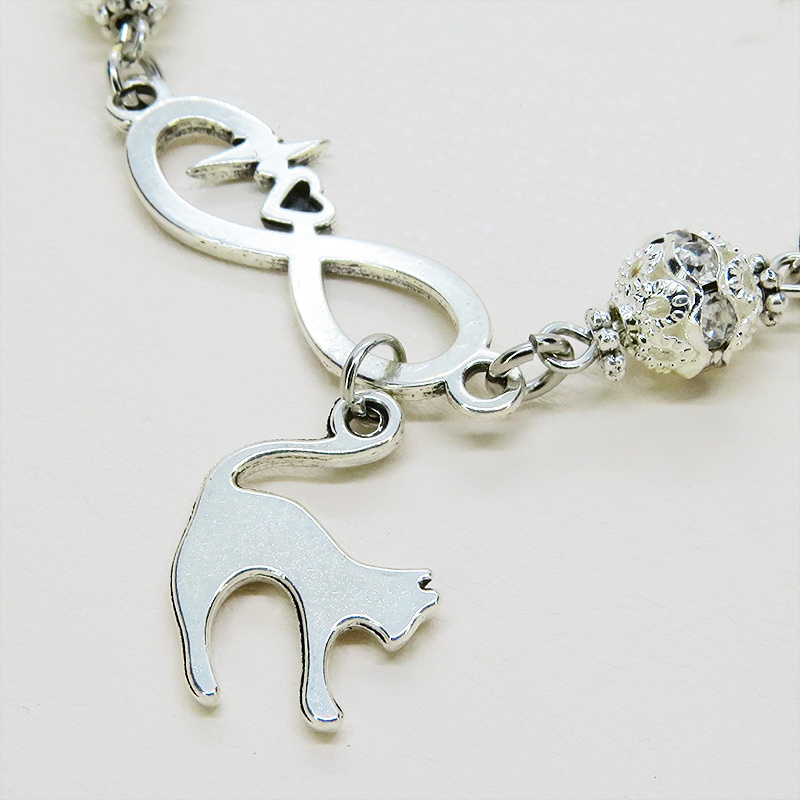 シルバーカラー 跳ね猫モチーフのブレスレット ラインストーンとエターナルモチーフのチェーン