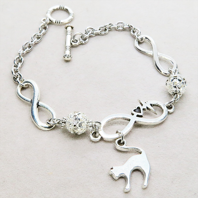 シルバーカラー 跳ね猫モチーフのブレスレット ラインストーンとエターナルモチーフのチェーン