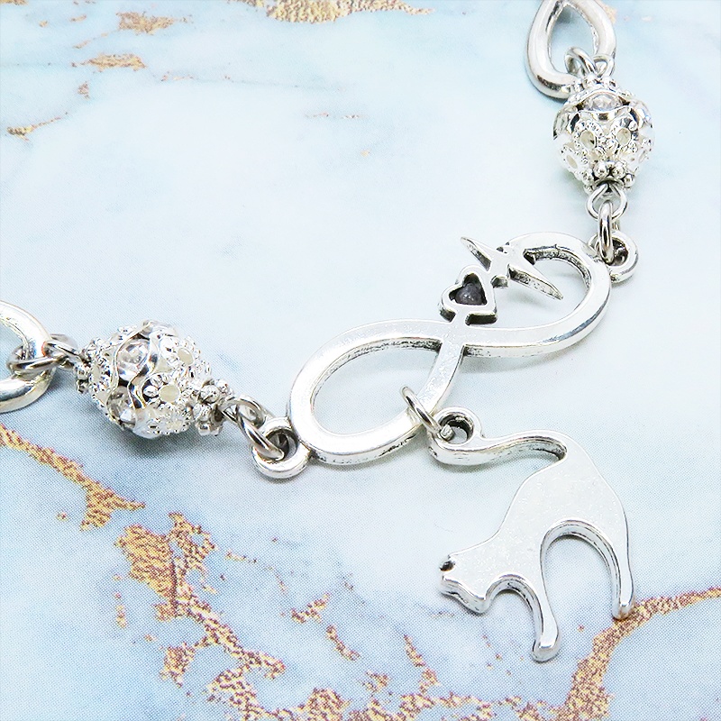 シルバーカラー 跳ね猫モチーフのブレスレット ラインストーンとエターナルモチーフのチェーン