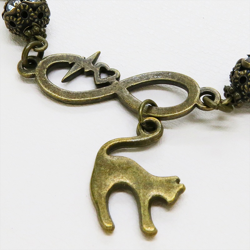 アンティークゴールド 跳ね猫モチーフのブレスレット ラインストーンとエターナルモチーフのチェーン