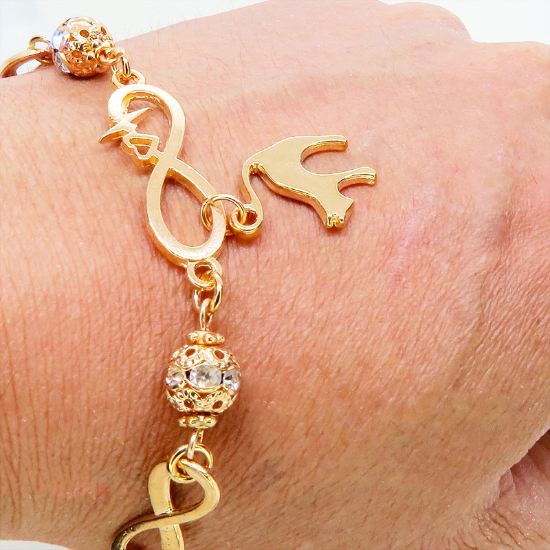 マットゴールド 跳ね猫モチーフのブレスレット ラインストーンとエターナルモチーフのチェーン