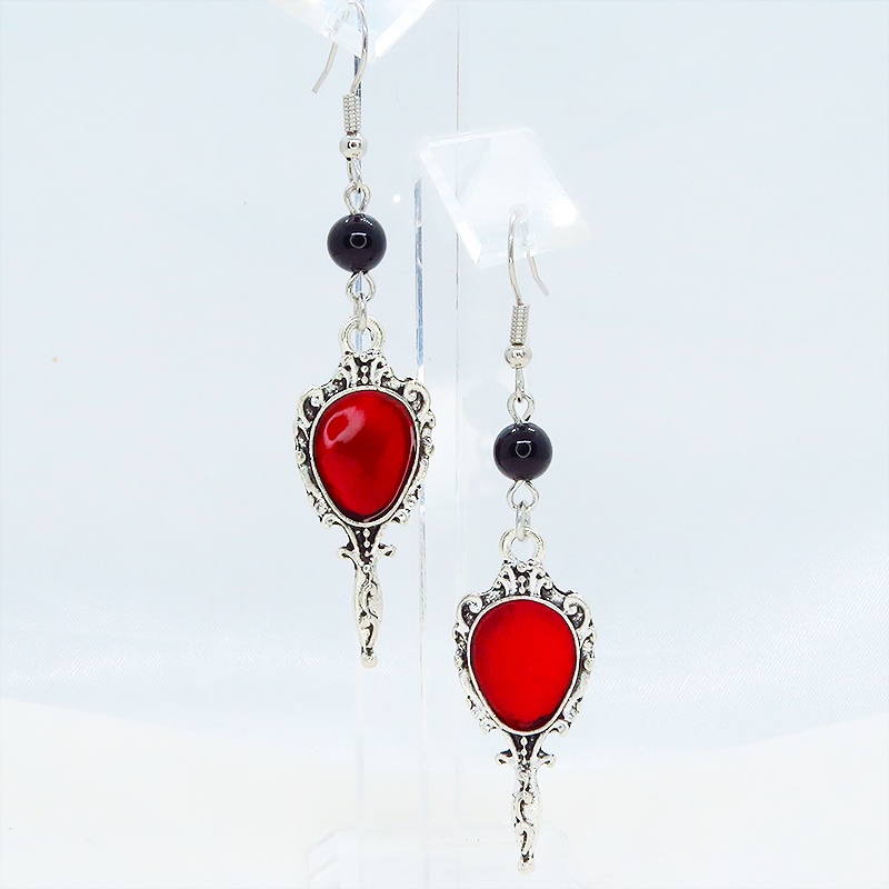 シルバーカラー ゴシック調ハンドミラーチャームとオニキスのピアス スカーレッド ブラック サージカル可