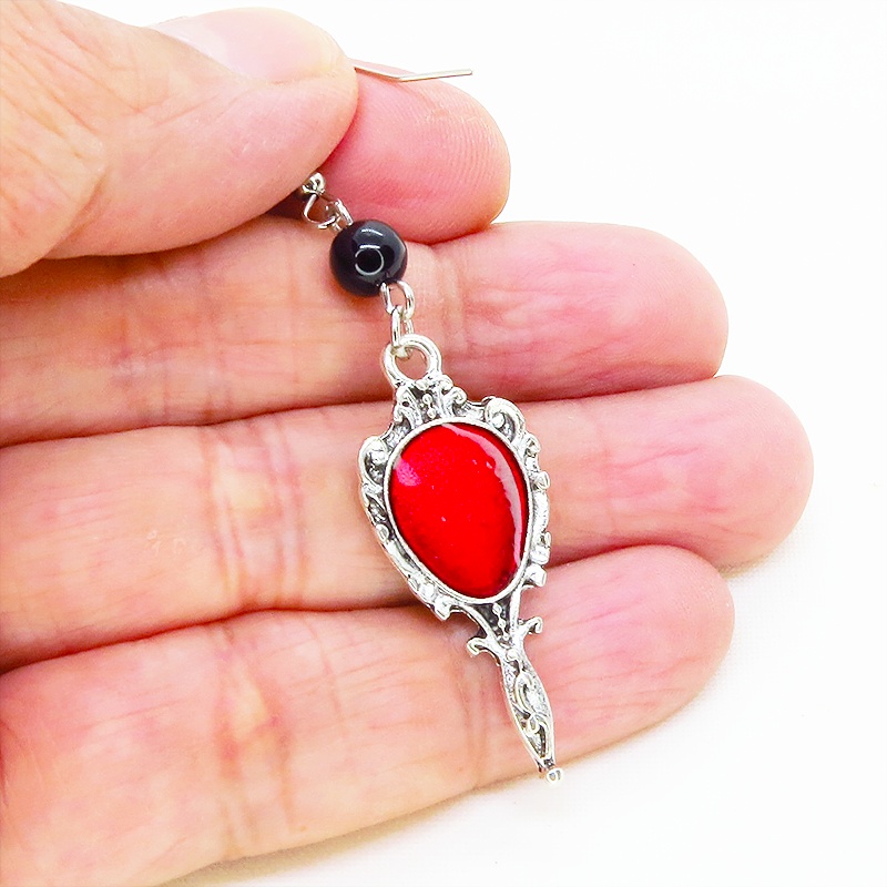 シルバーカラー ゴシック調ハンドミラーチャームとオニキスのピアス スカーレッド ブラック サージカル可