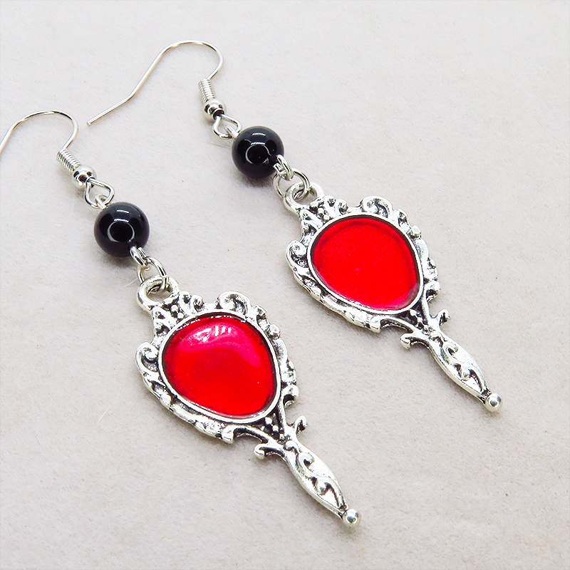 シルバーカラー ゴシック調ハンドミラーチャームとオニキスのピアス スカーレッド ブラック サージカル可