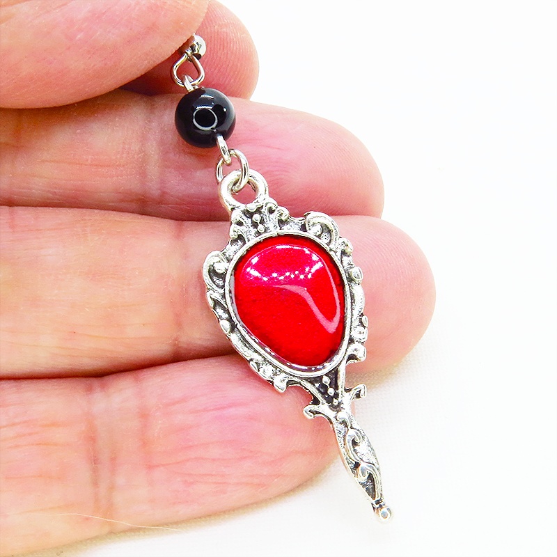 シルバーカラー ゴシック調ハンドミラーチャームとオニキスのピアス スカーレッド ブラック サージカル可