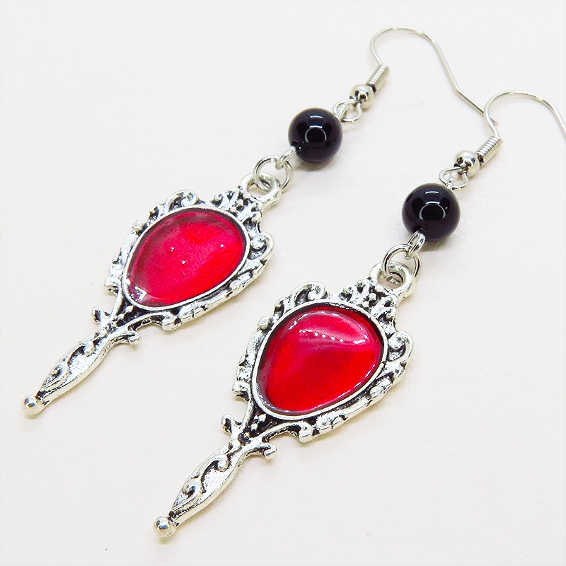 シルバーカラー ゴシック調ハンドミラーチャームとオニキスのピアス スカーレッド ブラック サージカル可