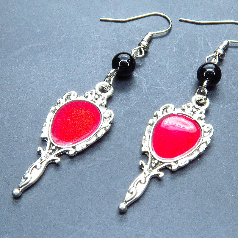 シルバーカラー ゴシック調ハンドミラーチャームとオニキスのピアス スカーレッド ブラック サージカル可