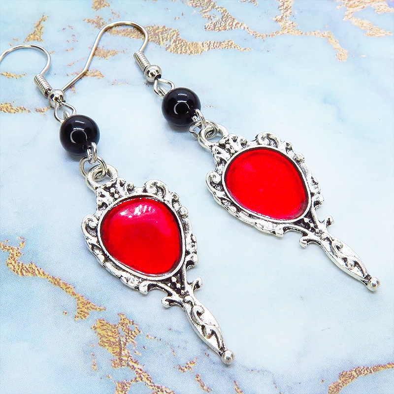 シルバーカラー ゴシック調ハンドミラーチャームとオニキスのピアス スカーレッド ブラック サージカル可