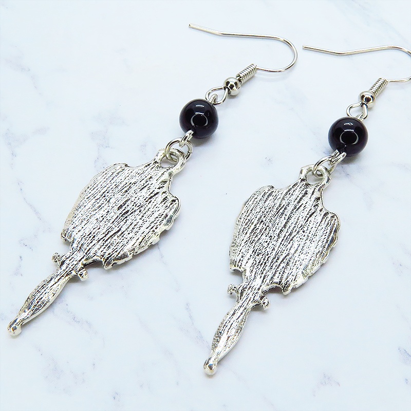 シルバーカラー ゴシック調ハンドミラーチャームとオニキスのピアス スカーレッド ブラック サージカル可