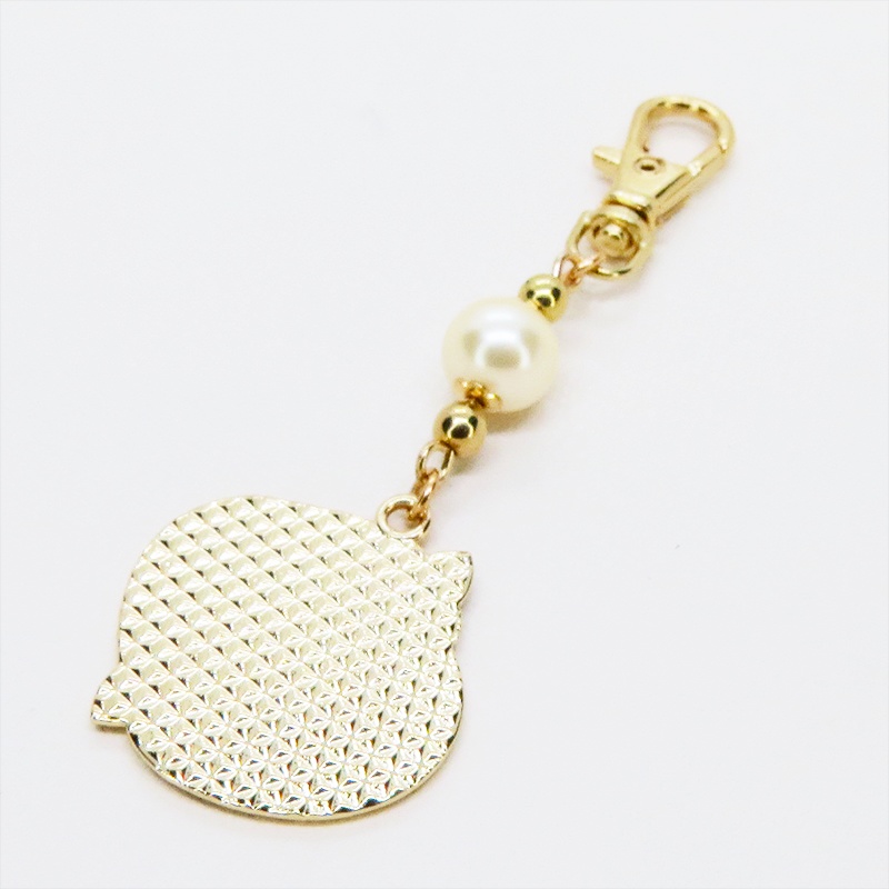 マットゴールド 白猫黒猫丸まってお休みチャームとベージュカラービーズのキーホルダー 金具変更可