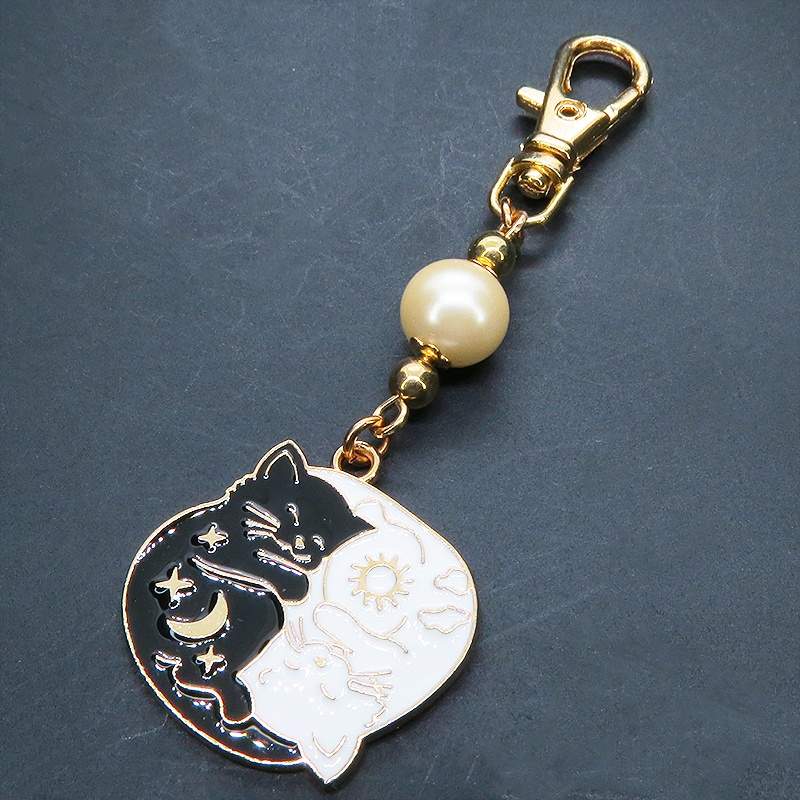 マットゴールド 白猫黒猫丸まってお休みチャームとベージュカラービーズのキーホルダー 金具変更可
