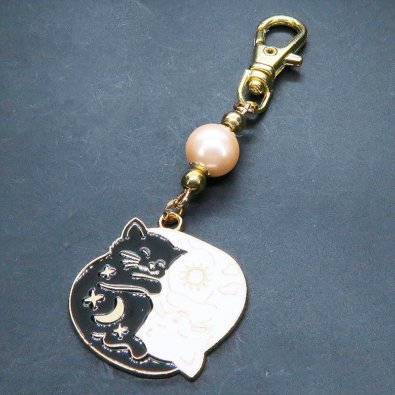 マットゴールド 白猫黒猫丸まってお休みチャームとコーラルピンクビーズのキーホルダー 金具変更可