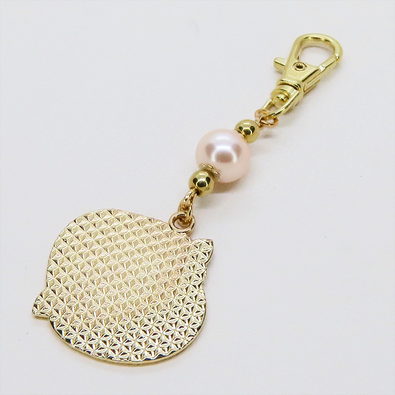 マットゴールド 白猫黒猫丸まってお休みチャームとコーラルピンクビーズのキーホルダー 金具変更可