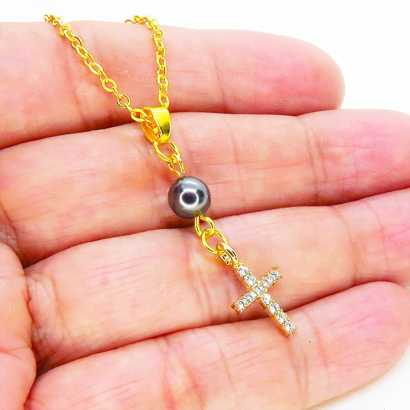 ゴールドカラー ラインストーンが輝くロザリオとスワロフスキーパール(ガンメタル)のコンパクトなネックレス 長さ調整可 アジャスター可