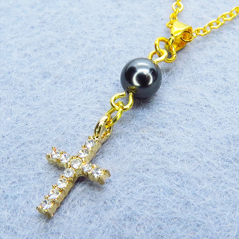 ゴールドカラー ラインストーンが輝くロザリオとスワロフスキーパール(ガンメタル)のコンパクトなネックレス 長さ調整可 アジャスター可