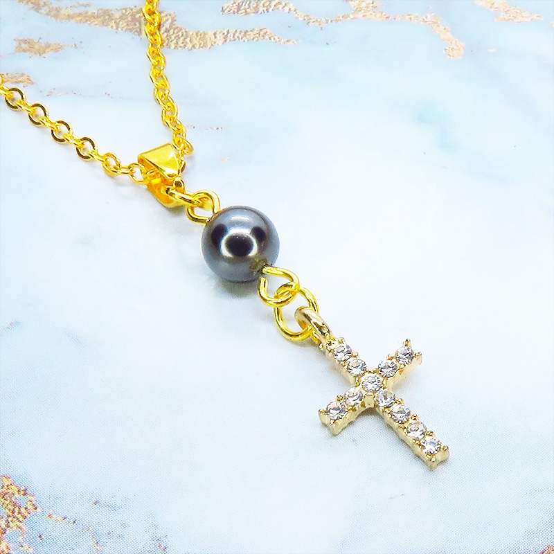 ゴールドカラー ラインストーンが輝くロザリオとスワロフスキーパール(ガンメタル)のコンパクトなネックレス 長さ調整可 アジャスター可