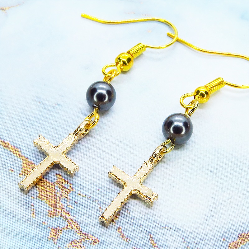 ゴールドカラー ラインストーンが輝くロザリオとスワロフスキーパール(ガンメタル)のコンパクトなピアス サージカル可