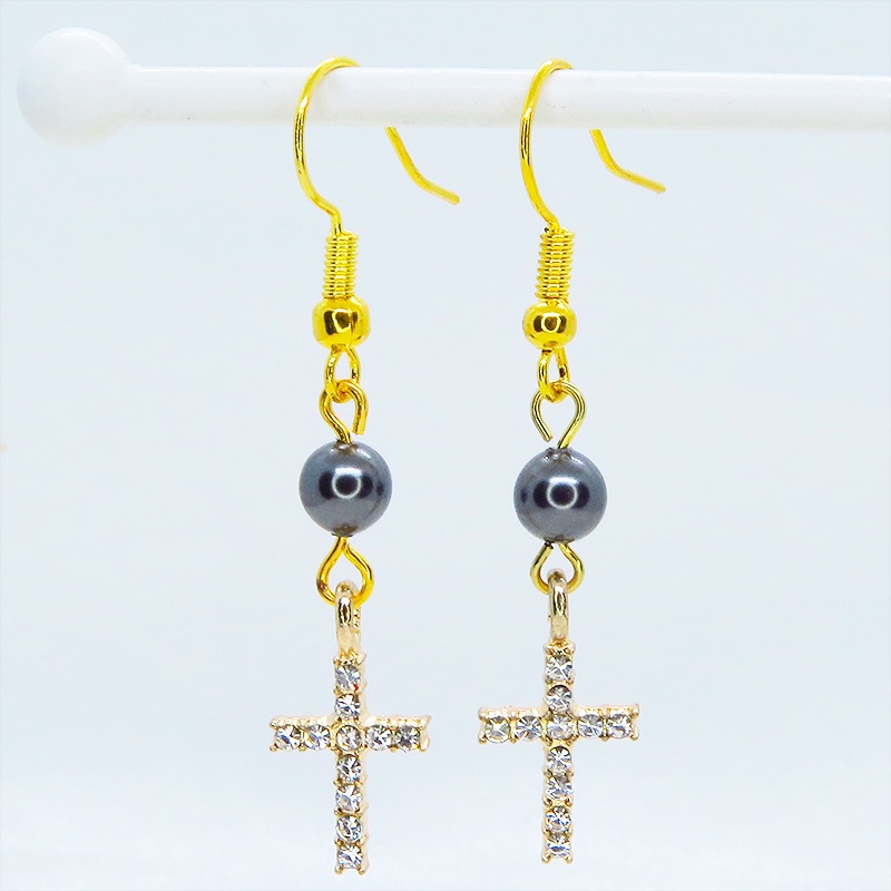 ゴールドカラー ラインストーンが輝くロザリオとスワロフスキーパール(ガンメタル)のコンパクトなピアス サージカル可