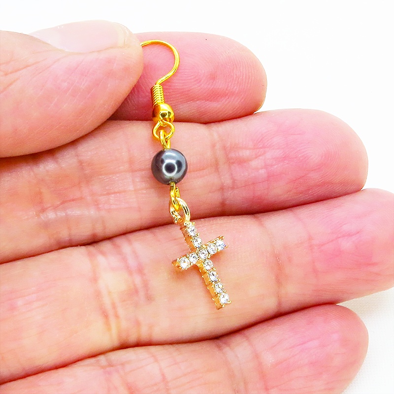 ゴールドカラー ラインストーンが輝くロザリオとスワロフスキーパール(ガンメタル)のコンパクトなピアス サージカル可