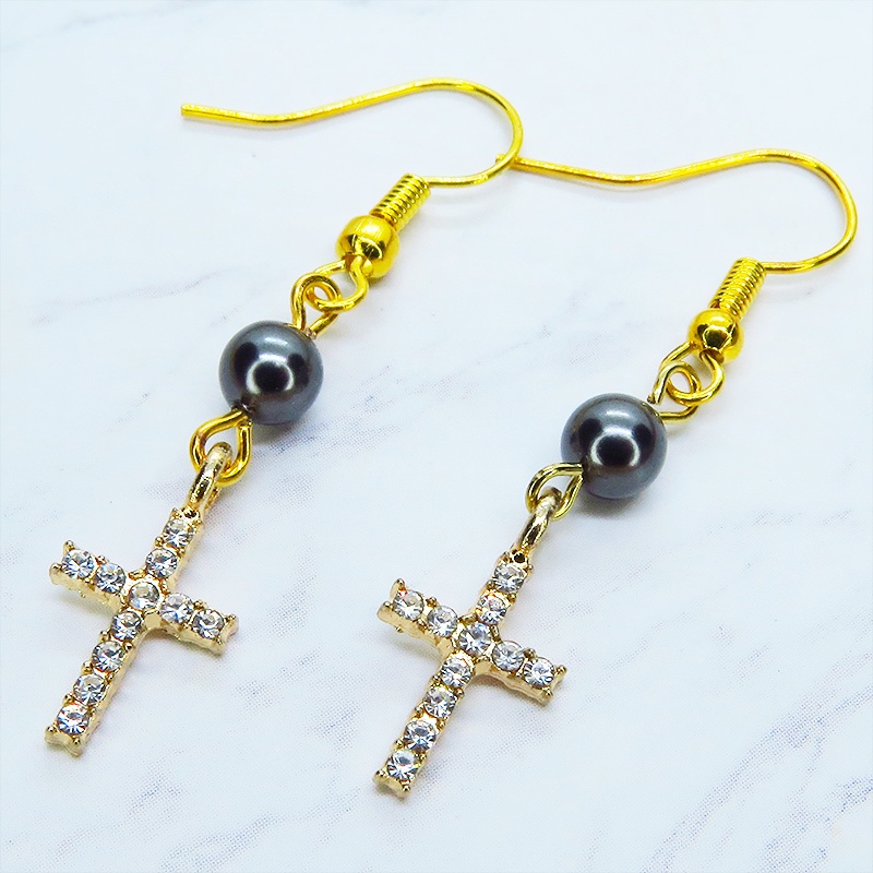 ゴールドカラー ラインストーンが輝くロザリオとスワロフスキーパール(ガンメタル)のコンパクトなピアス サージカル可