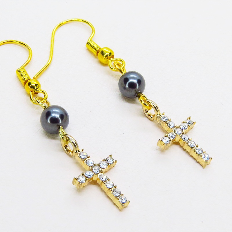 ゴールドカラー ラインストーンが輝くロザリオとスワロフスキーパール(ガンメタル)のコンパクトなピアス サージカル可