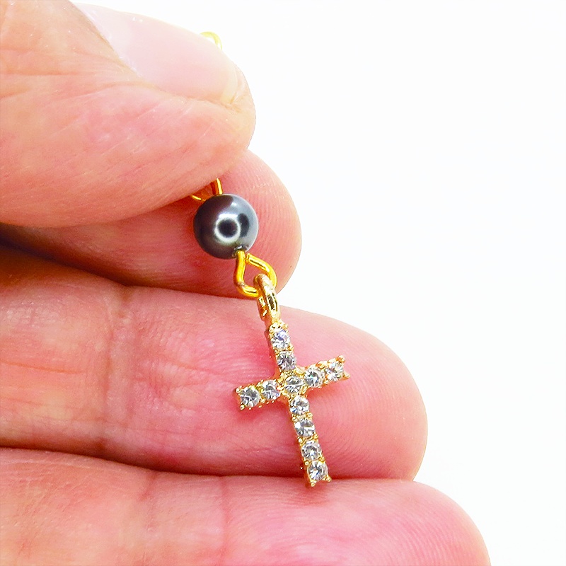 ゴールドカラー ラインストーンが輝くロザリオとスワロフスキーパール(ガンメタル)のコンパクトなピアス サージカル可