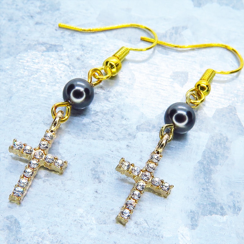 ゴールドカラー ラインストーンが輝くロザリオとスワロフスキーパール(ガンメタル)のコンパクトなピアス サージカル可