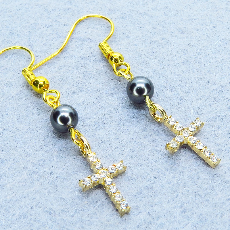 ゴールドカラー ラインストーンが輝くロザリオとスワロフスキーパール(ガンメタル)のコンパクトなピアス サージカル可